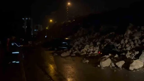 İstinat Duvarı Araçların Üzerine Devrildi