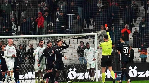 Kristjan Asllani İlk Maçında Kırmızı Kart Gördü