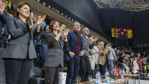 MSK Uzatmada Kazandı: Vahap Seçer ve Eşi Meral Seçer Tribünde, Mersinliler Coştu – 87-80 Galibiyet