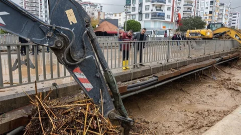 Mezitli Belediyesi’nden Sel Seferberliği: Afete Karşı Kriz Masası Mesaide