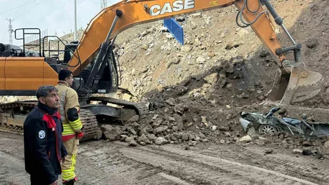 İstinat Duvarı Araçları Hurdaya Döndürdü