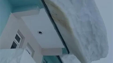 Ovacık'ta Çatılarda Kar Kütleleri Görüntülendi