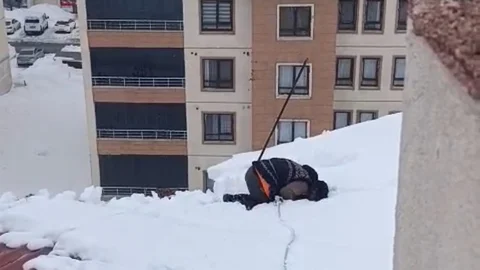 Yüksekova'da Dondurucu Soğukta İbadet