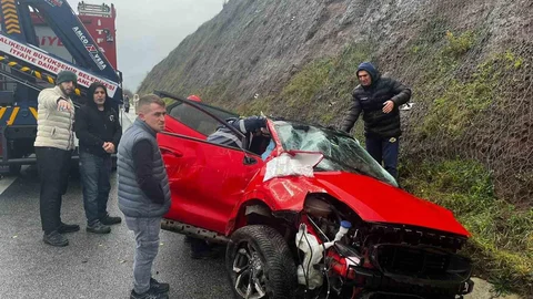 Balıkesir'de Yoldan Çıkan Otomobil Kazası