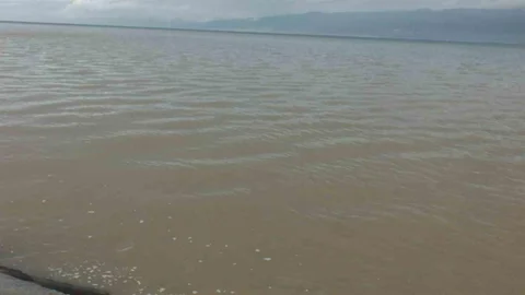 Burhaniye'de Sağanak Yağış Etkili Oldu