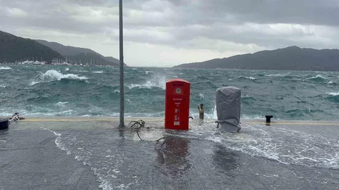Marmaris'te Şiddetli Rüzgar Etkili Oldu
