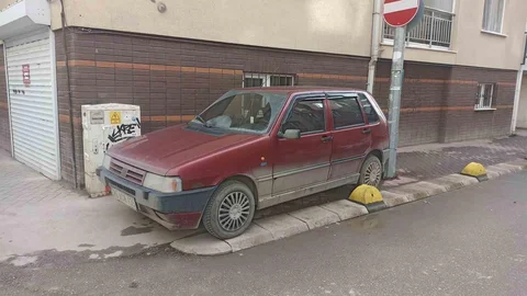 Eskişehir'de Kaldırıma Park Eden Araç Sorun Yarattı