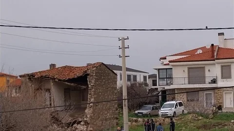 Çeşme'de Sağanak Yağış ve Fırtına Etkili Oldu