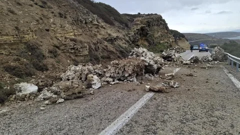 Bozcaada'da Aşırı Yağış Nedeniyle Heyelan Oluştu