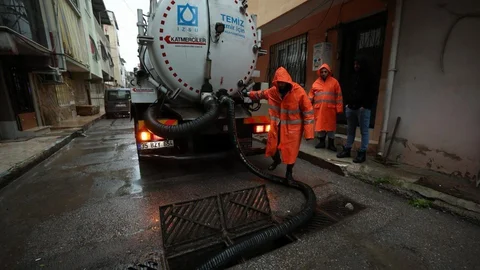 İzmir'de Su Baskınlarına Yoğun Müdahale