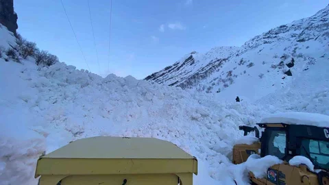 Şırnak'ta Çığ Düşmesiyle 4 Köy Yolu Kapandı