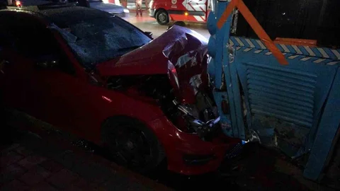 Antalya'da Lüks Araçla Kaza
