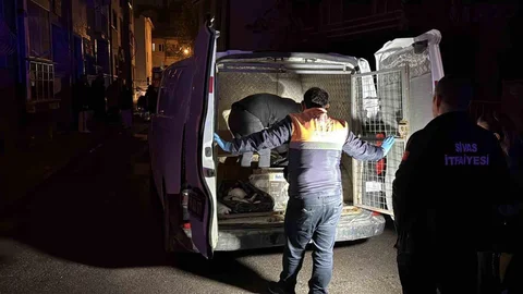 Sivas'ta 2 Katlı Evde Yangın Çıktı