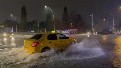 Bursa'da Sağanak Yağış Sonrası Su Birikintileri Oluştu