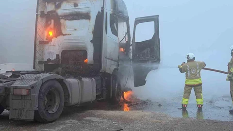 Alevlere Kapılan Tır Kullanılamaz Hale Geldi