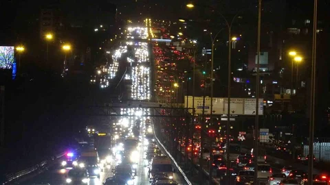 İstanbul'da D-100 Trafik Yoğunluğu Görüntülendi