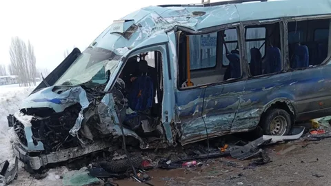 Yüksekova’da Minibüs ve Otobüs Çarpıştı