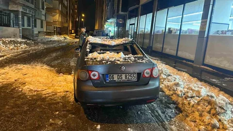 Ağrı'da Çatıdan Düşen Kar ve Buz Kütlesi