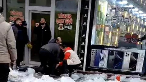 Ağrı'da Çatıdan Düşen Kar ve Buz Kütlesi