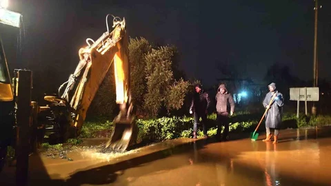 Yenipazar'da Sağanak Yağış Etkili Oldu