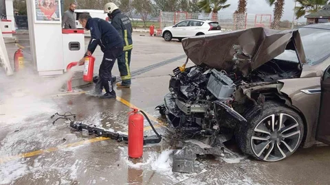 Antalya'da Akaryakıt İstasyonuna Daldı
