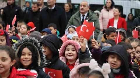 Kırşehir'de Öğrenciler Bayraklarla Karşılandı