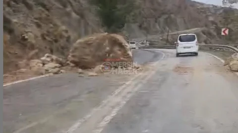Aydıncık - Bozyazı Yolunda Yola Kaya Düştü!