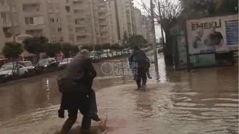 Kask Takıp Pelerin Olmayan Kahramanlar: Mersin Mezitli'de Kuryeler Yaşlıları Sırtladı!