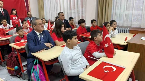 Muğla'da Eğitim Dönemi Bayrak Sevgisiyle Başladı