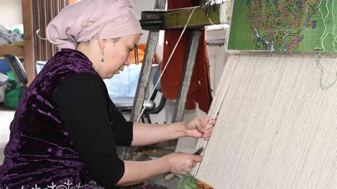 Kırgız Türkleri Halı Dokuyarak Kültürlerini Yaşatıyor