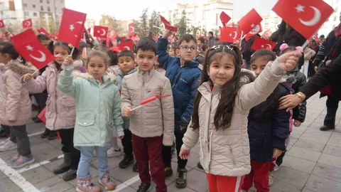 Öğrenciler Bayrak Sevgisi ile İkinci Döneme Başladı