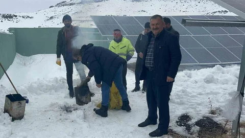 Kars'ta Köylüler GES Panellerini Temizliyor