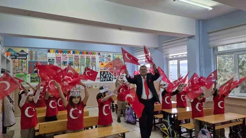 Karabük'te Öğrenciler Bayraklarla Döneme Başladı