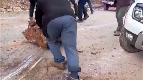 Antalya'da Yola Düşen Kayalar Temizlendi