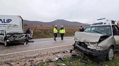 Tokat'ta İki Araç Kafa Kafaya Çarpıştı