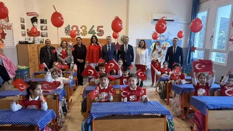 Bodrum'da Öğrenciler Bayrak Temasıyla Eğitime Başladı