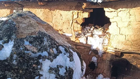 Tokat'ta Yamaçtan Düşen Kaya Tehlike Yarattı