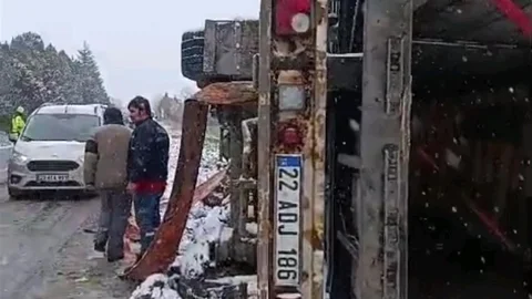 Edirne'de Tır Devrildi