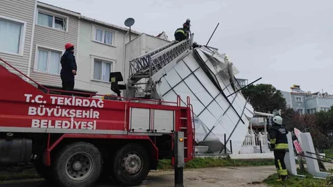 Tekirdağ'da Fırtına Çatıları Uçurdu