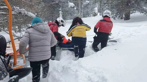 Sarıkamış'ta Yaralanan Kayakçıya Yardım