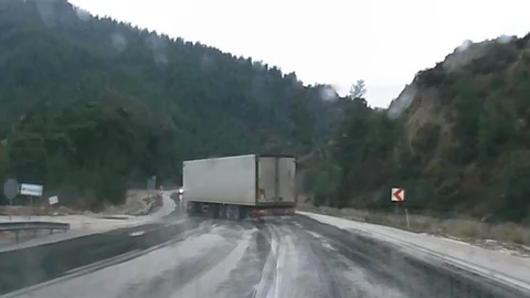 Savrulan Tır Dorsesi Kazaya Neden Oldu