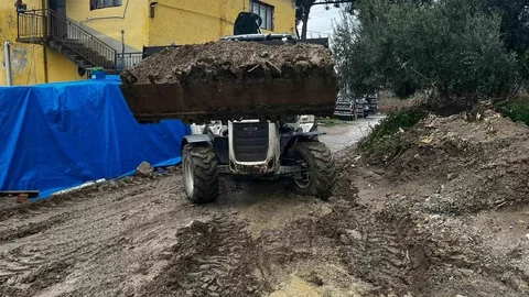 Efeler'de Sağanak Yağışa Hızlı Müdahale