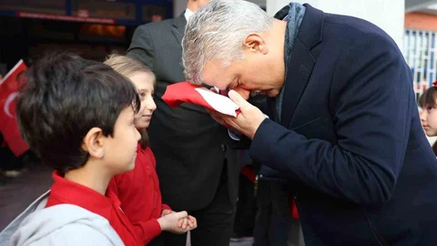 Düzce'de Öğrenciler Bayrak Sevgisi Göstermekte