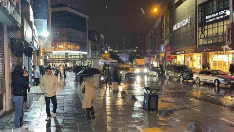 Arnavutköy'de Kar Yağışı Etkili Oluyor
