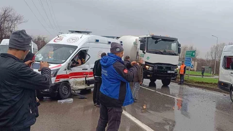 Sakarya'da Ambulans ve Servis Çarpıştı