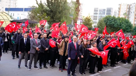 İkinci Dönem Bayrak Sevgisiyle Başladı: Özdemirci, Öğrencilerle Birlikte Al Bayrağın Gölgesinde Yeni Dönemi Açtı!