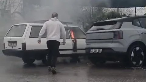 İzmir'de Yanan Otomobile Hızlı Müdahale