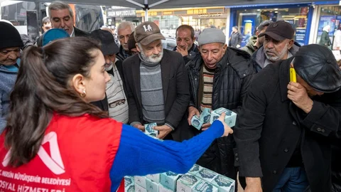 Mersin Büyükşehir Berat Kandili'nde Vatandaşlara 15 Bin Kandil Simidi Dağıttı
