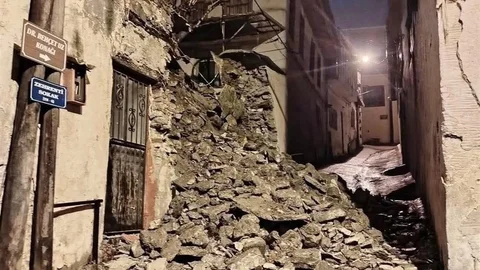 Denizli'de Yıkılan İstinat Duvarı Trafiği Engelledi