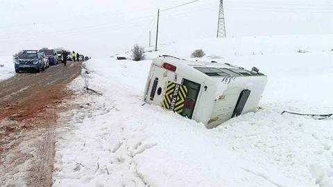 Sivas'ta Öğrenci Servisi Devrildi